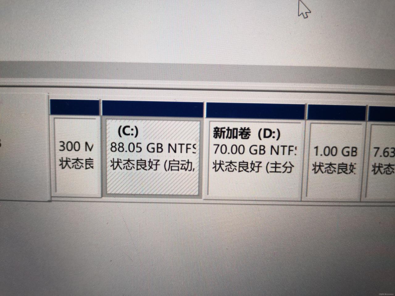 需要将d盘压缩卷，删掉中间的d盘，然后将c盘扩容